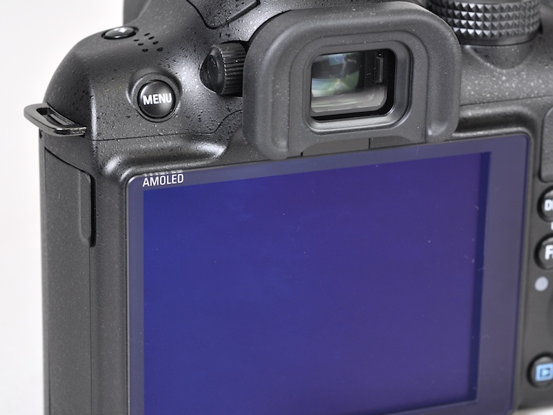 <b>有効1,460万画素のCMOSセンサーや、AMOLED（アクティブマトリクス有機EL）モニターを装備。どちらもサムスン製を謳う</b>