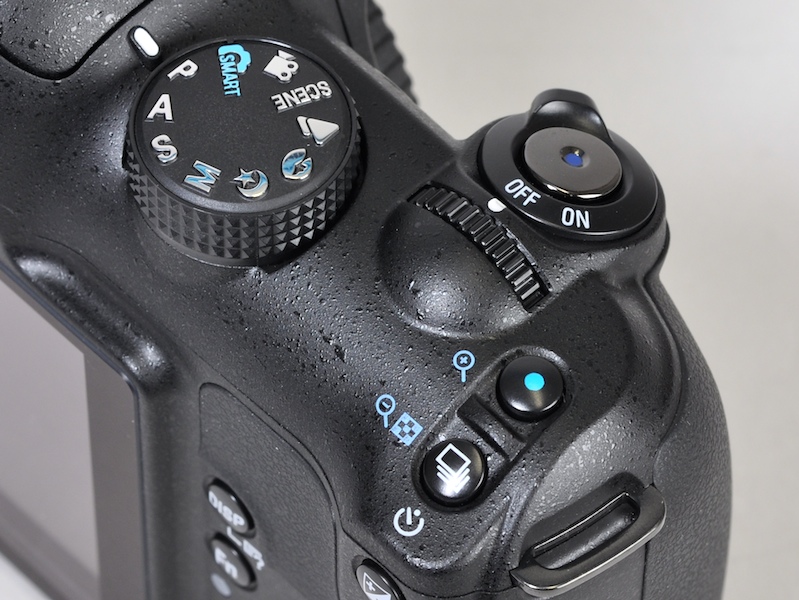 <b>シャッターボタン中央の凹みがクラシカルな雰囲気。ケーブルレリーズを取付けることはできない</b>