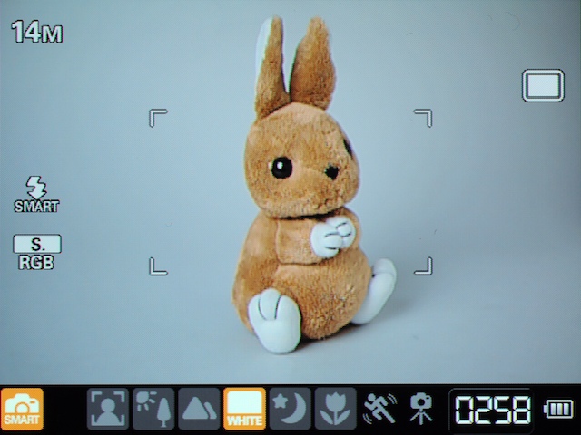 <b>モードダイヤルの「SMART」は、いわゆるシーン認識モード。自動的にシーンモードを選んでくれる</b>