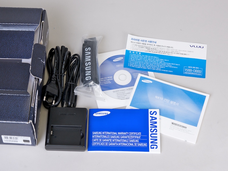 <b>内容物の一部。取扱説明書の表記はハングルのみだった</b>