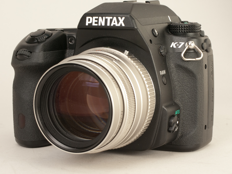 <b>FA 77mmF1.8 Limitedを装着したK-7</b>