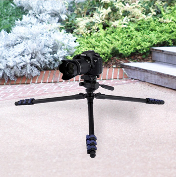 <b>ローアングルや俯瞰撮影などに対応</b>