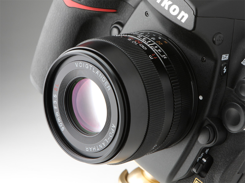 <b>D700に装着した状態。価格は5万7,750円</b>