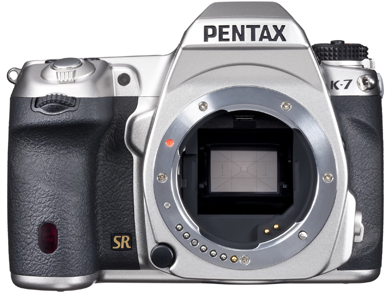 <b>“SR”のバッジは黒地にゴールドの配色になった</b>