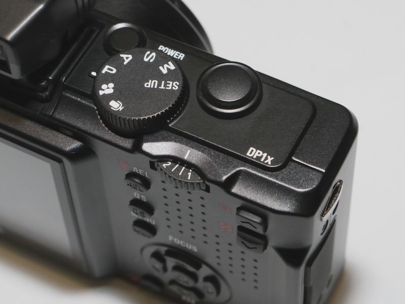 <b>右肩の機種名ロゴが「DP1x」になっている</b>