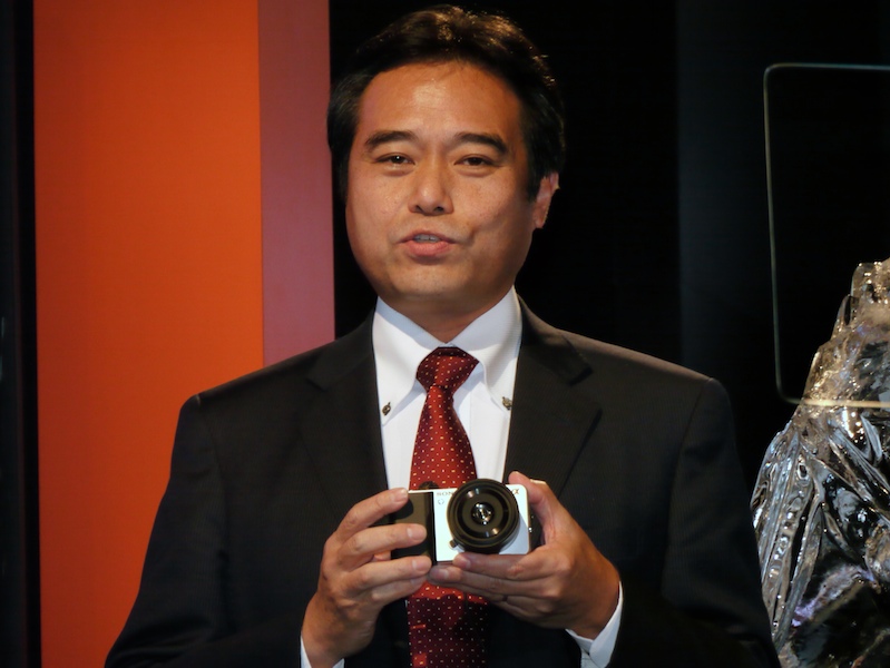 <b>ミラーレスαを紹介する業務執行役員SVPパーソナルイメージング&amp;サウンド事業本部長の今村昌志氏</b>