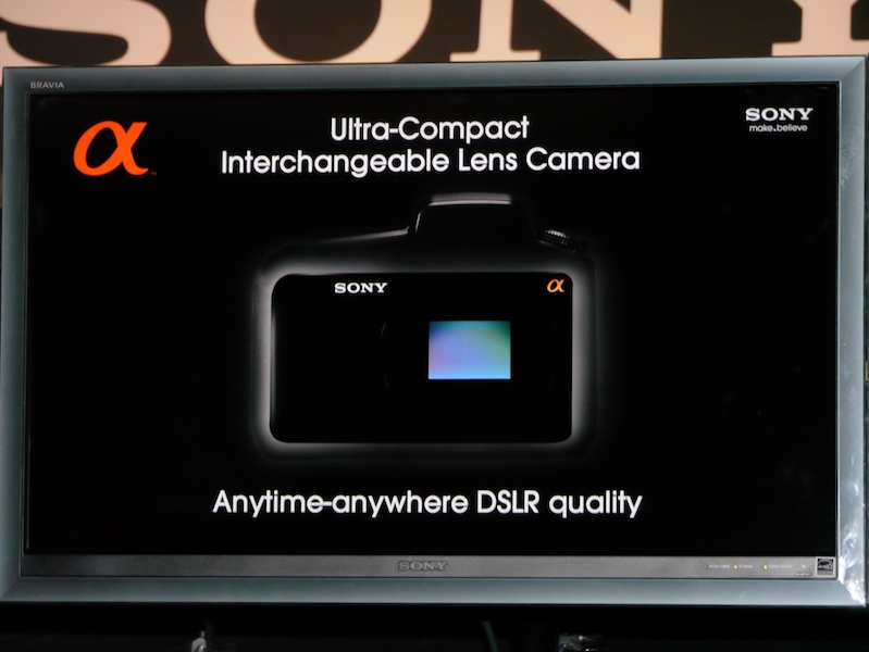 <b>「Ultra-Comact」をアピールするミラーレスαのシルエット</b>