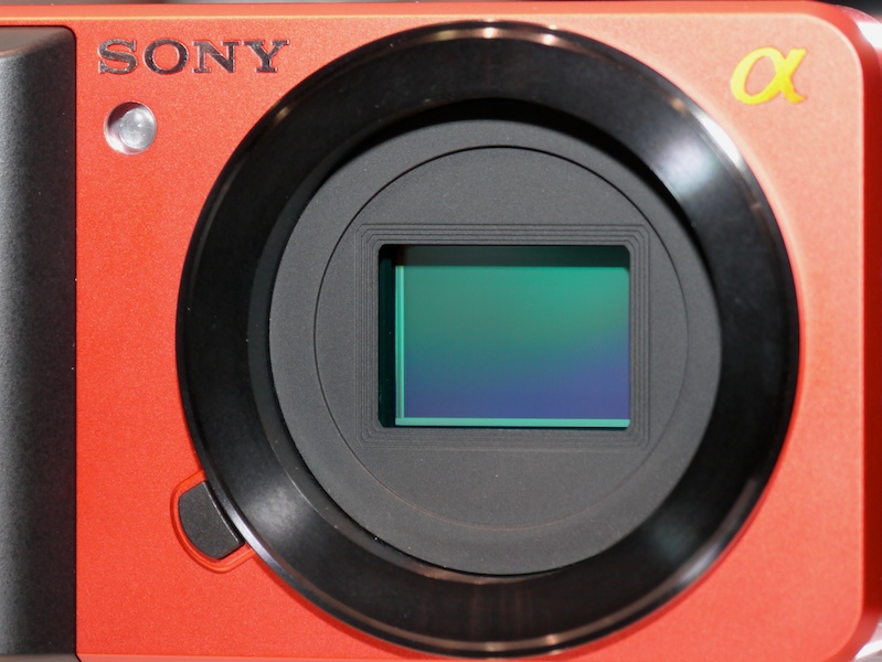 <b>APS-Cサイズ相当の撮像素子を採用。マイクロフォーサーズよりも面積で上回ることをアピールしていた</b>