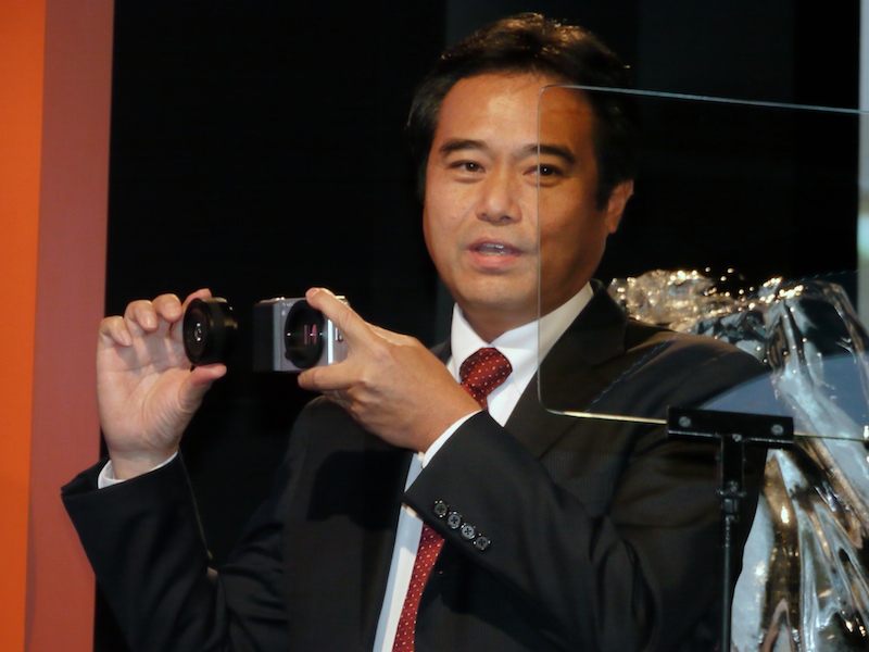 <b>レンズ交換式である点をアピールする今村事業本部長</b>