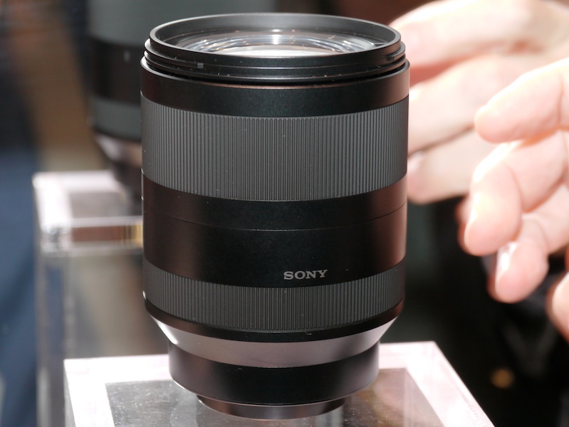 <b>望遠ズームレンズ、あるいは高倍率ズームレンズと見られる1本</b>