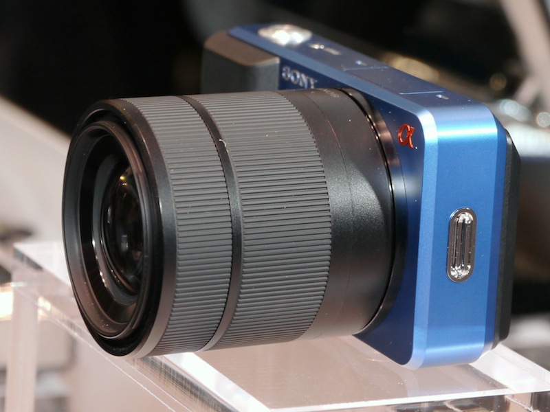 <b>ブルーボディにつけられたレンズ</b>