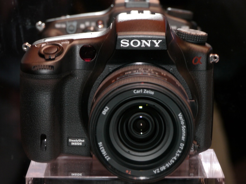 <b>現行α700の跡を継ぐ位置付けと考える上位モデル。α700より角がとれたデザインだ。装着レンズはVario-Sonnar T* DT 16-80mm F3.5-4.5 ZA</b>