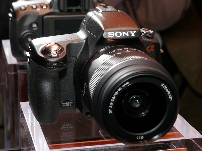 <b>下位モデルと見られるモックアップ。こちらもAVCHDに対応する。レンズはDT 18-55mm F3.5-5.6 SAM</b>