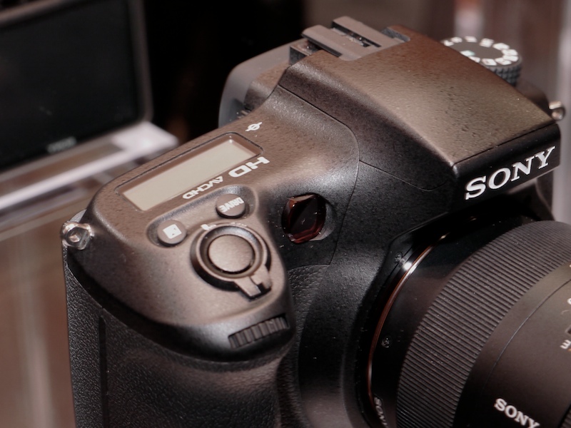 <b>右手側上面には、大きめの液晶表示パネルを装備。AVCHDのロゴも</b>