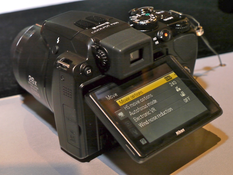 <b>3型約46万ドットのチルト式液晶モニターを搭載</b>