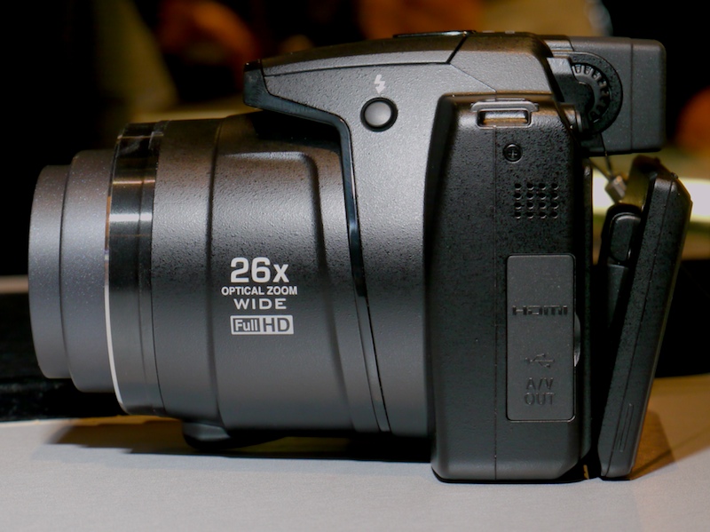 <b>側面。HDMI端子などのカバーが見える</b>