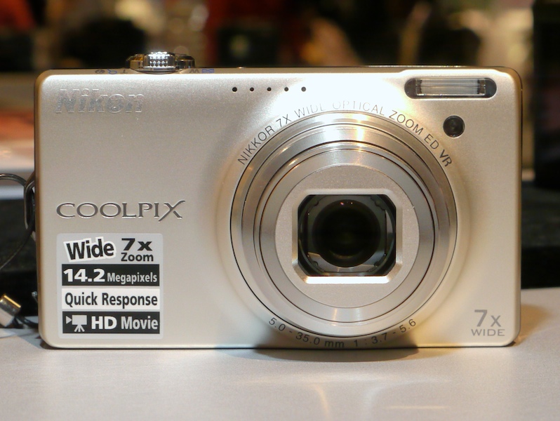 <b>COOLPIX S6000。COOLPIX S8000に近いスタイリングながら、ズーム比などのスペックが異なっている</b>