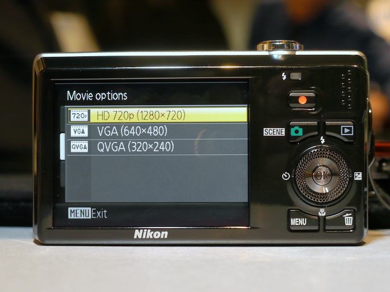 <b>COOLPIX S6000。COOLPIX S8000に近いスタイリングながら、ズーム比などのスペックが異なっている</b>