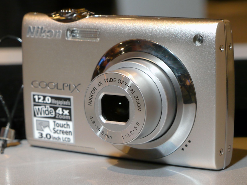 <b>COOLPIX S4000。COOLPIX S70に続くタッチパネル採用の新製品</b>