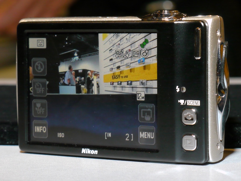 <b>COOLPIX S4000。COOLPIX S70に続くタッチパネル採用の新製品</b>