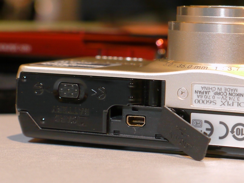 <b>ボディ底面にAV出力などの端子を備える</b>