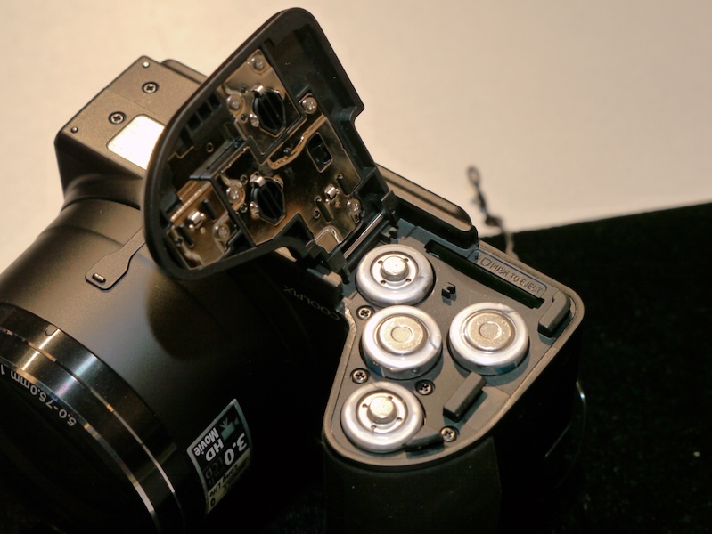 <b>電源として単3電池4本を使用</b>