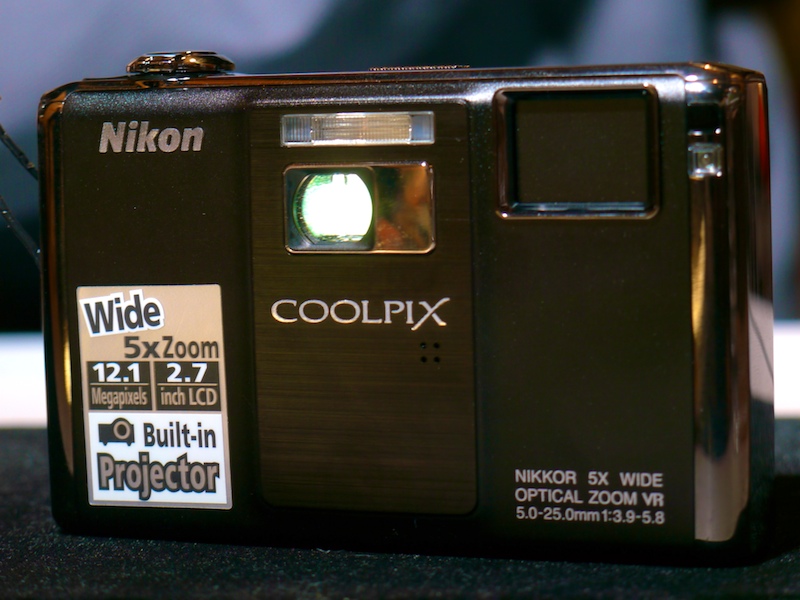 <b>こちらも日本未発売。ブラックカラーのCOOLPIX S1000pj</b>