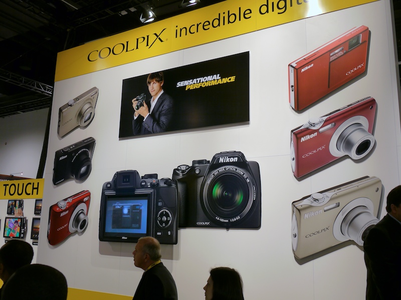 <b>ニコンブースで目立っていたのがCOOLPIXのCMキャラクター、アシュトン・カッチャー氏。ブース以外の広告パネルにも登場していた</b>