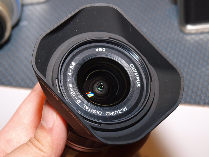 <b>レンズとは別売の角形レンズフード「LH-55B」を取り付けたところ</b>