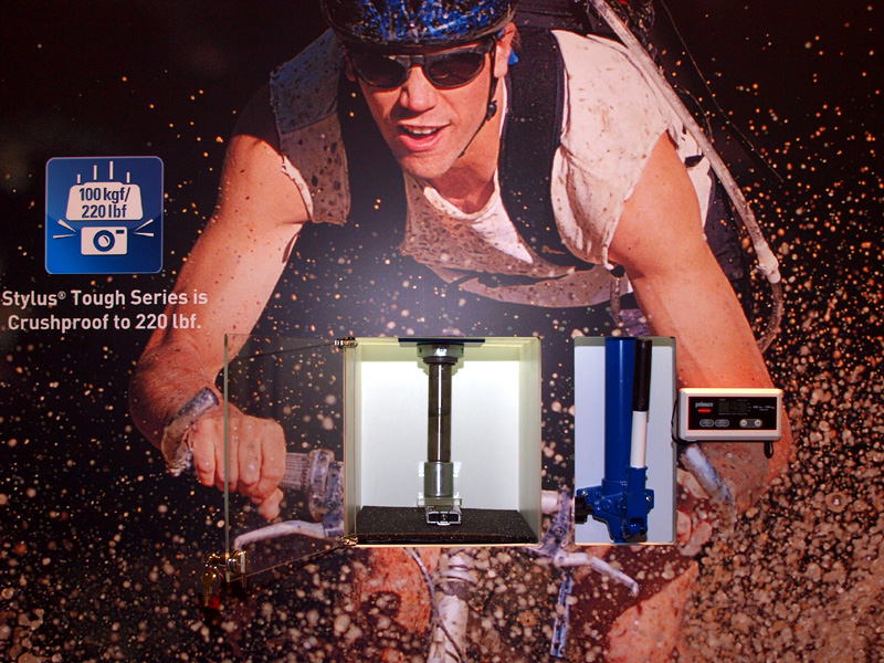 <b>レバーを操作して圧力をかけ、カメラに影響がないことをアピール</b>