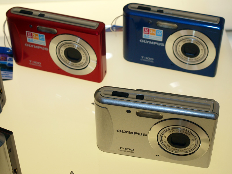 <b>カラーバリエーションのシルバー、ブルー、レッド</b>