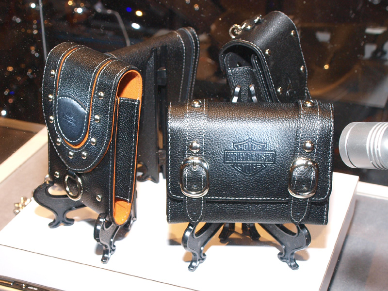 <b>ハーレーダビッドソンとのコラボカメラケース。基本的に汎用サイズだが、サイズ的にSPシリーズは収納できない</b>