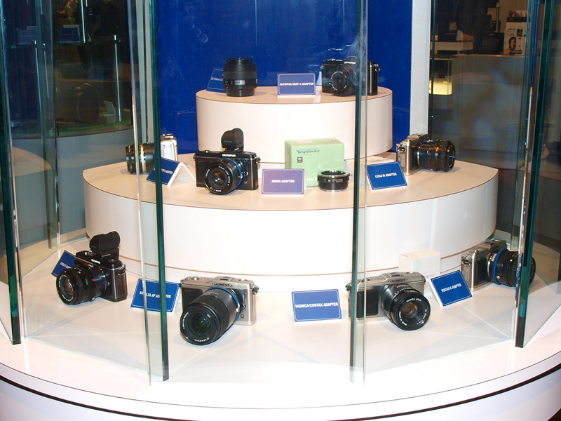<b>E-P2に装着されたマウントアダプターを介して、さまざまなレンズが取り付けられている</b>