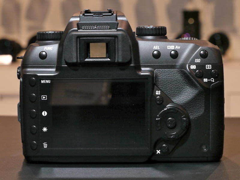 <b>DP系と同様、ボタン周囲に白文字が加わった</b>