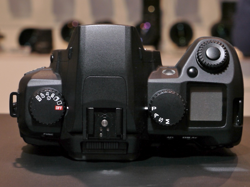 <b>電源はモードダイヤル連動型。ダイヤルはシャッターボタン同軸に配置。SD14から変更はない</b>