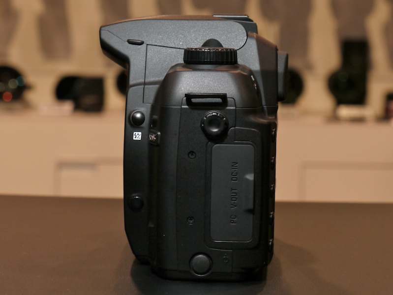 <b>側面。シンクロ端子も備えている</b>