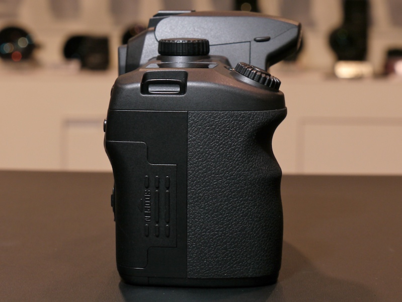 <b>側面。シンクロ端子も備えている</b>