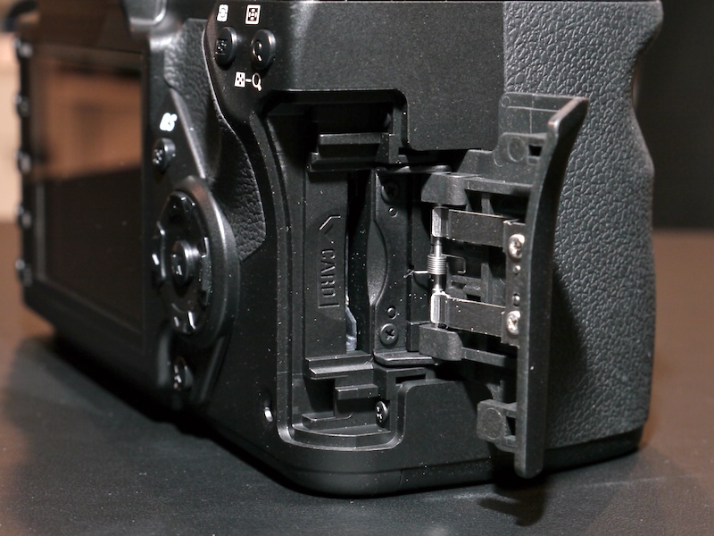 <b>SDHCメモリーカードスロットを搭載。SD14はCF Type IIスロットだった</b>