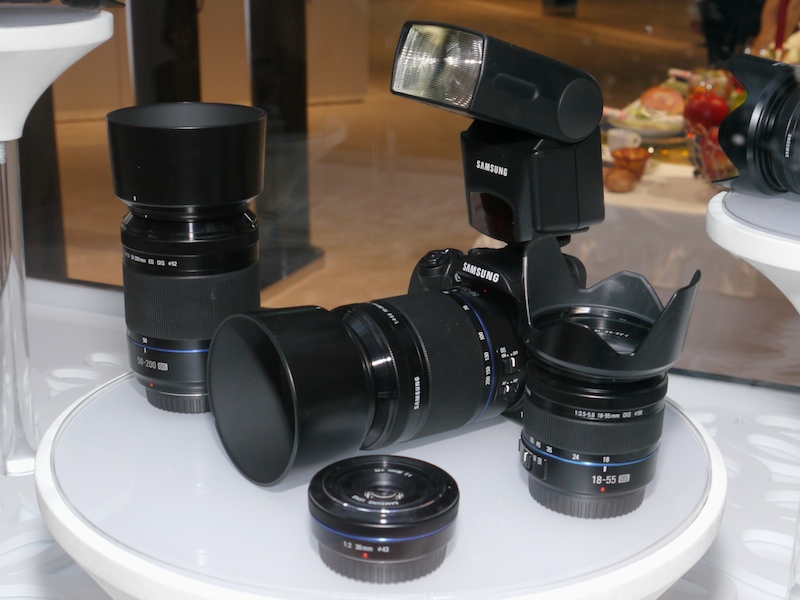 <b>NX10、交換レンズ、専用クリップオンストロボの展示</b>