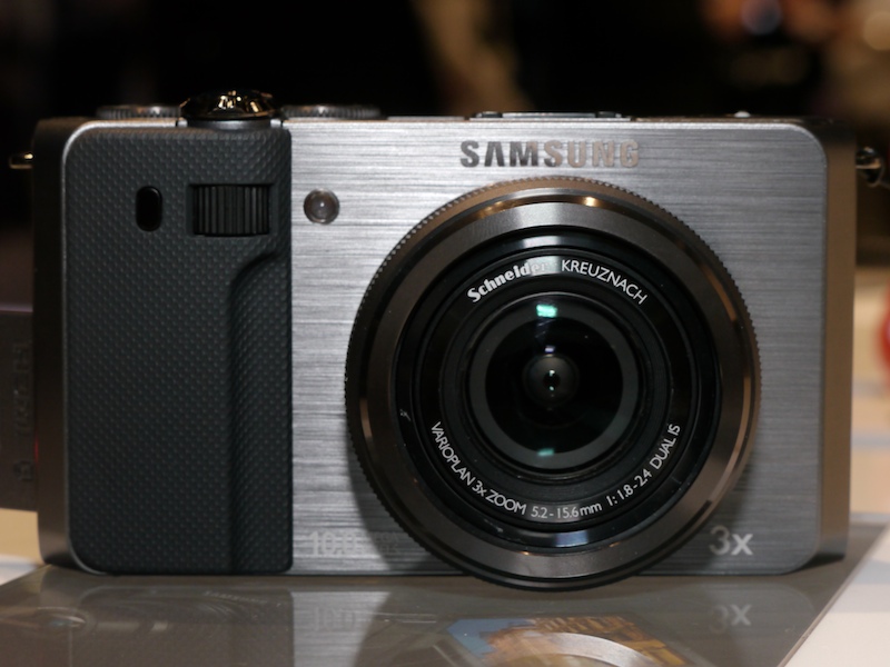 <b>3型のフリーアングル式有機ELモニターを搭載するため、本体サイズは大きめ</b>