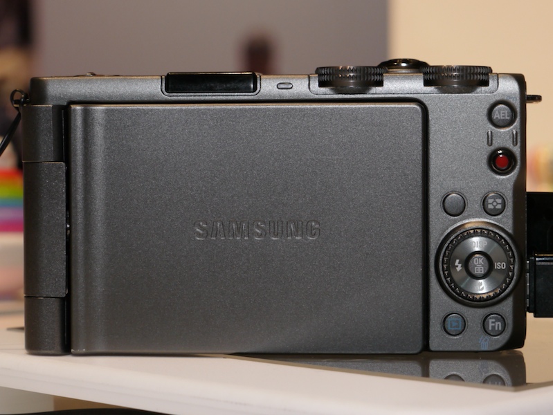 <b>3型のフリーアングル式有機ELモニターを搭載するため、本体サイズは大きめ</b>