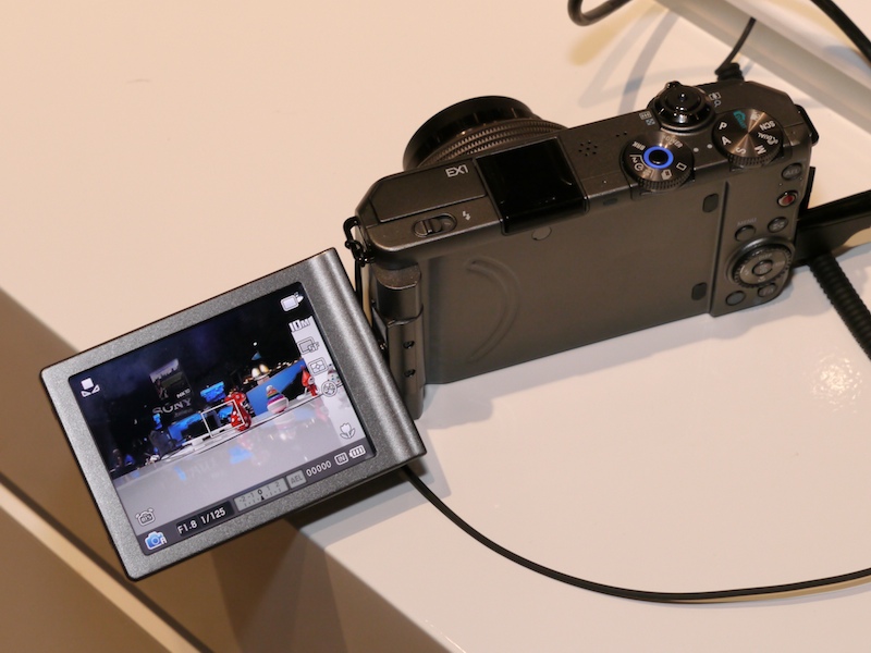 <b>フリーアングル式モニターを装備している</b>