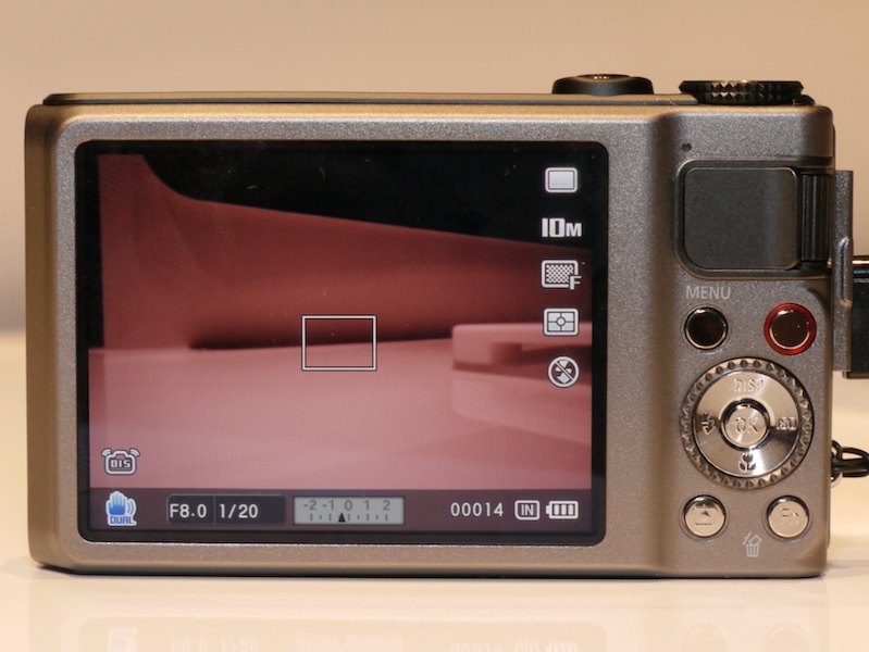 <b>撮影画面。NX10のメニューデザインに類似している</b>