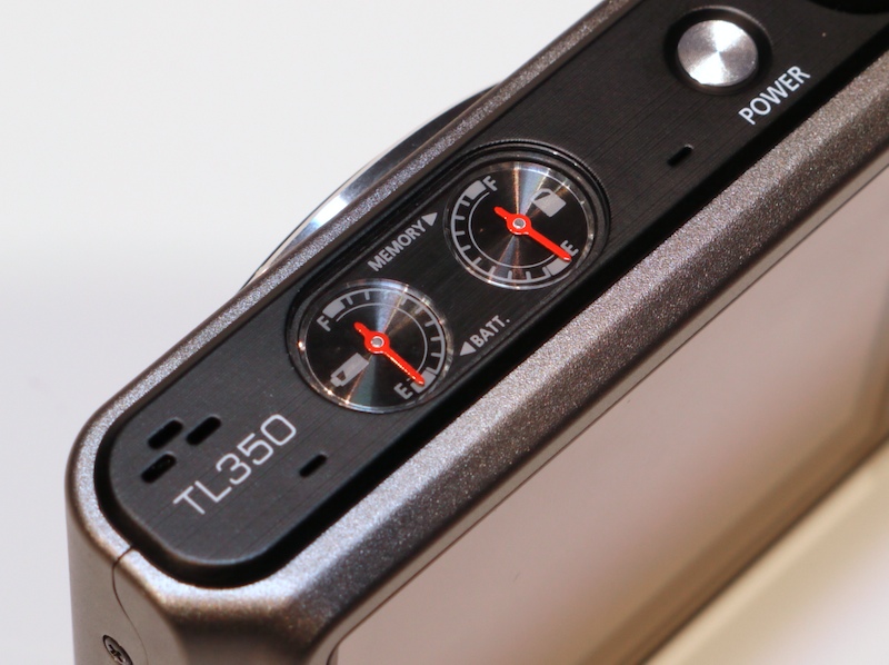 <b>上面にはバッテリーとメモリーカードの2つの残量メーターを装備</b>