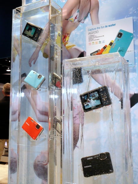 <b>防水モデルでありがちな水槽を使っての展示もあった</b>