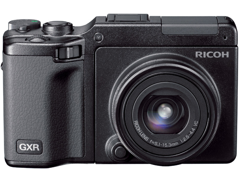 <b>発売済のカメラユニットをGXRに装着したところ。左から「GR LENS A12 50mm F2.5 Macro」と「RICOH LENS S10 24-72mm F2.5-4.4 VC」</b>