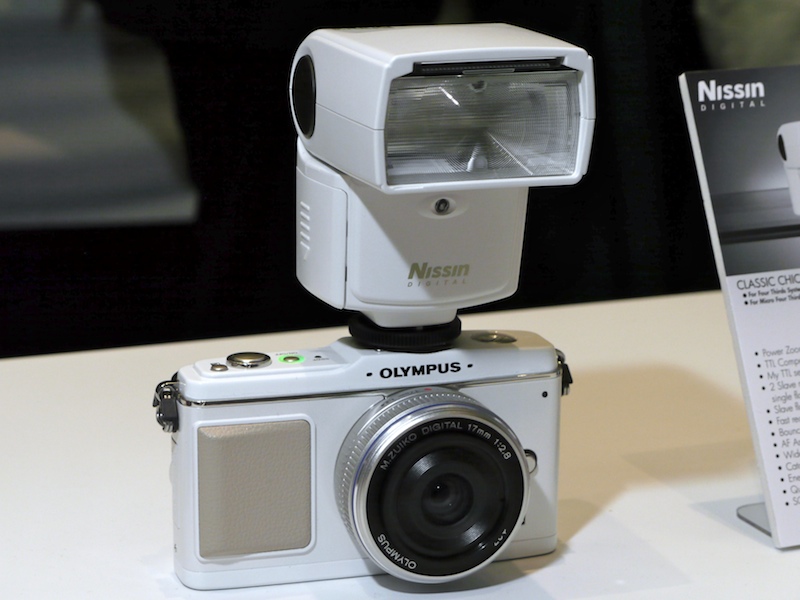 <b>E-P1ホワイトに装着した状態</b>