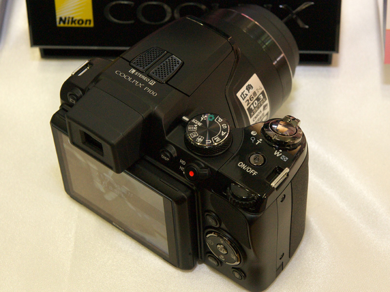 <b>上面にステレオマイクを装備</b>