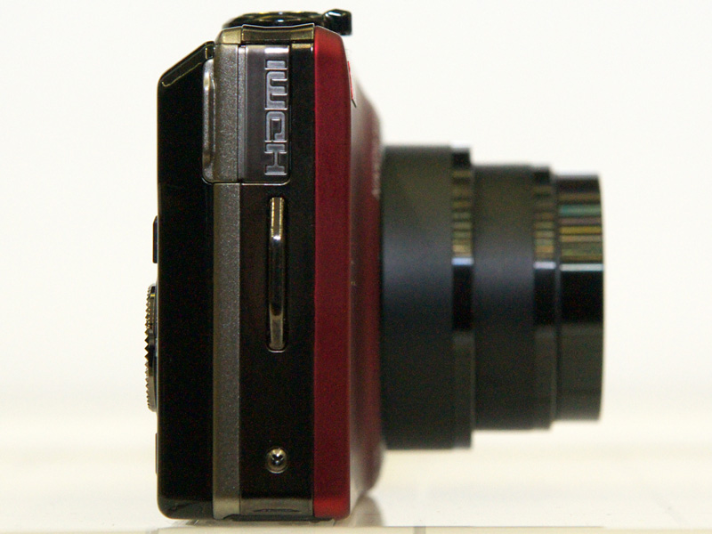 <b>側面。光学7倍のズームレンズを望遠端まで伸ばしたところ</b>