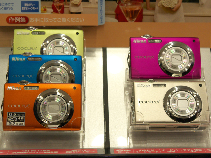 <b>COOLPIX S3000</b>